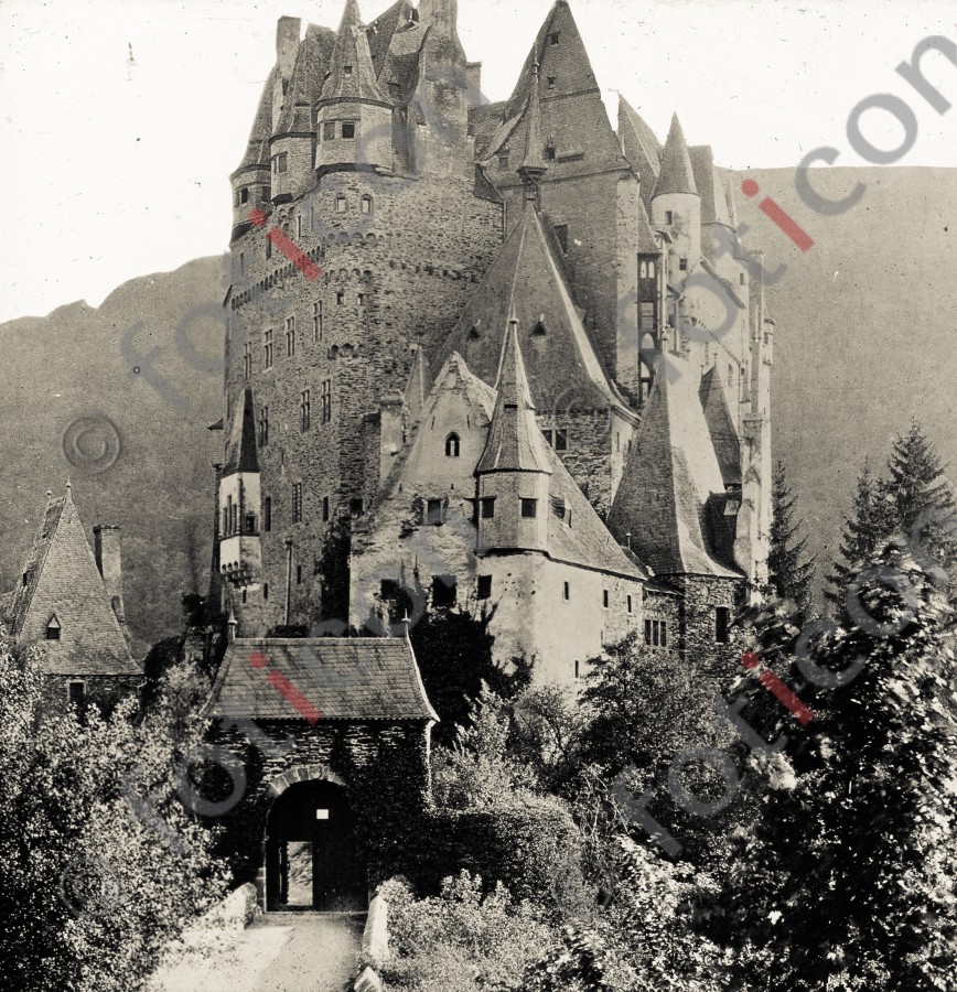 Burg Eltz | Eltz Castle - Foto foticon-600-roesch-roe01-sw-9.jpg | foticon.de - Bilddatenbank für Motive aus Geschichte und Kultur